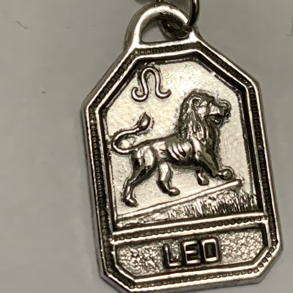Leo zodiac pendant with 18” chain (Sterling silver) NEW Vintage